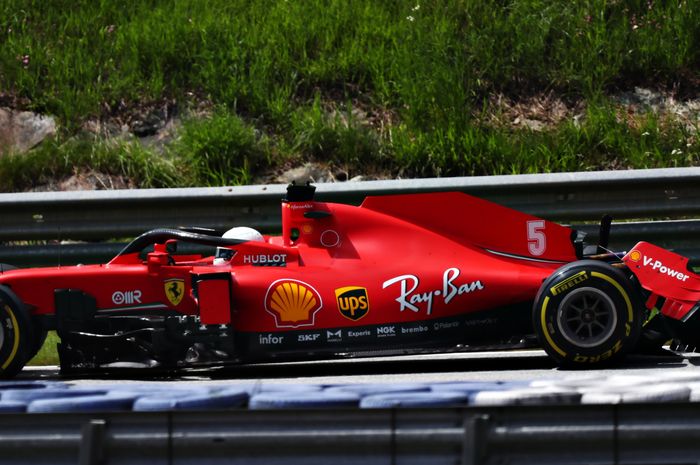 Mobil Ferrari SF100 milik Sebastian Vettel kehilangan sayap belakang setelah bentrokan dengan Charles Leclerc di lap pertama F1 Stiria