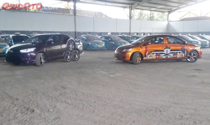 Aksi slalom 2 mobil modifikasi unik