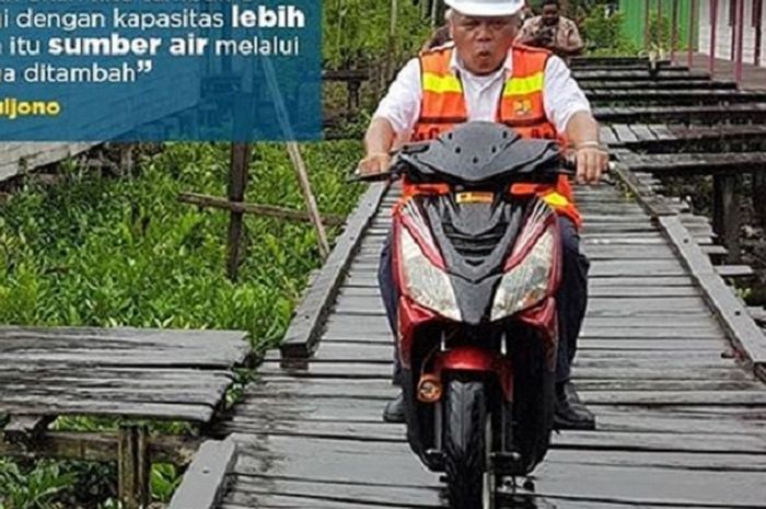 Menteri PUPR naik skuter matik di Asmat, Papua