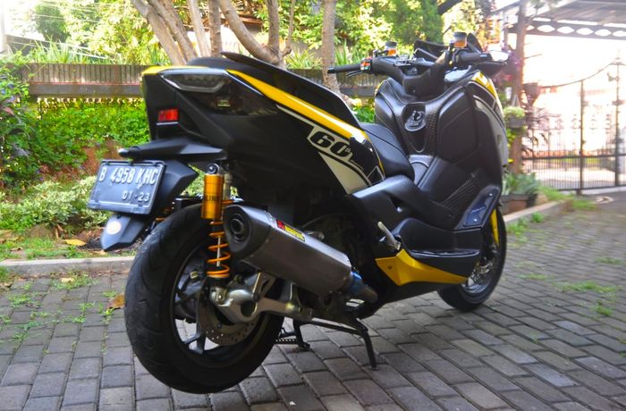 Tampak belakang Yamaha XMAX kece dengan sokbreker Ohlins