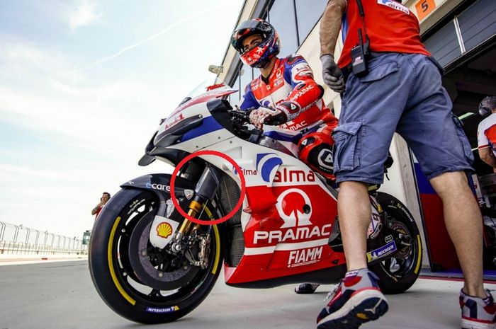 Part aneh di sok depan motor Danillo Petrucci