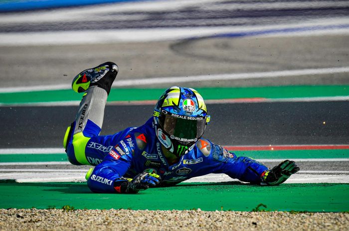 Joan Mir terjatuh kala balapan MotoGP Emilia Romagna 2021 di sirkuit Misano (24/10). 