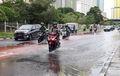 Street Manners: Bikers Mau Terobos Hujan? Jangan Asal Trabas, Perhatikan Hal-hal Ini Dulu