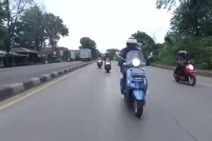 Tim Kawahara saat turing menelusuri pesisir pantai Sulawesi