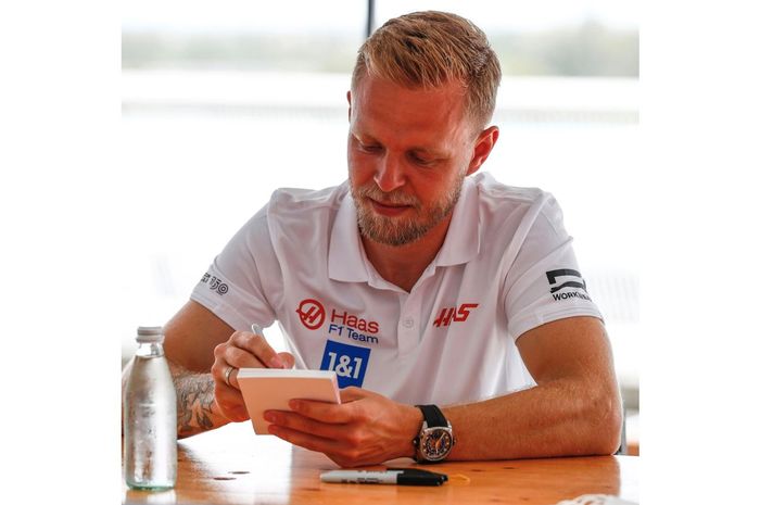 Pembalap tim Haas, Kevin Magnussen menggunakan cincin kawin di jari manis tangan kanannya di balapF1 Miami 2022