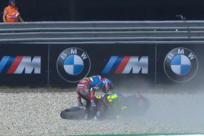 Kesal dirinya jatuh akibat Baldassarri, Alex Marquez murka dan terlihat berteriak ke murid Valentino Rossi tersebut