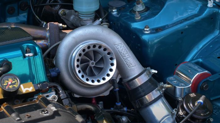 Suntikan turbo ke mesin Honda Civic Estilo membantu meraih tenaga 900 dk