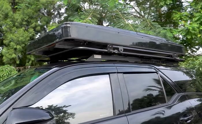 Modifikasi Toyota Fortuner juga dipasang roof rack dan tenda untuk berpetualang