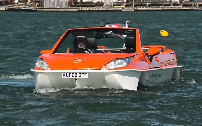 Modifikasi Ford Fiesta Mk7 amfibi saat melaju di atas air