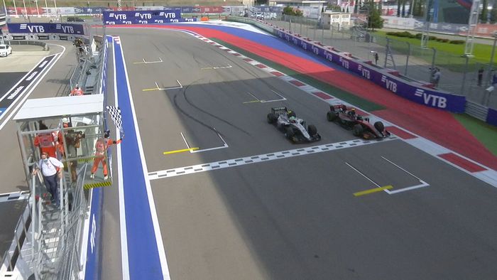Perebutan tempat ketiga race 1 F2 Rusia 2020 berlangsung ketat, Callum Ilott unggul tipis dari Luca Ghiotto
