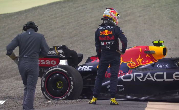 Mobil Red Bull RB18 milik Sergio Perez berhenti di luar lintasan saat tes F1 Bahrain 2022 hari pertama