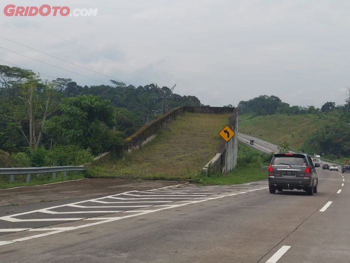 Jalur penyelamat di Tol Trans Jawa