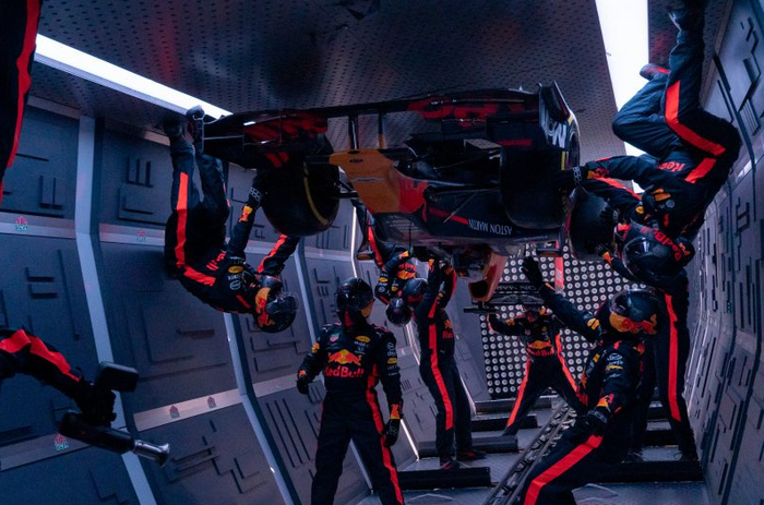 Red Bull Racing lakukan pit stop di langit