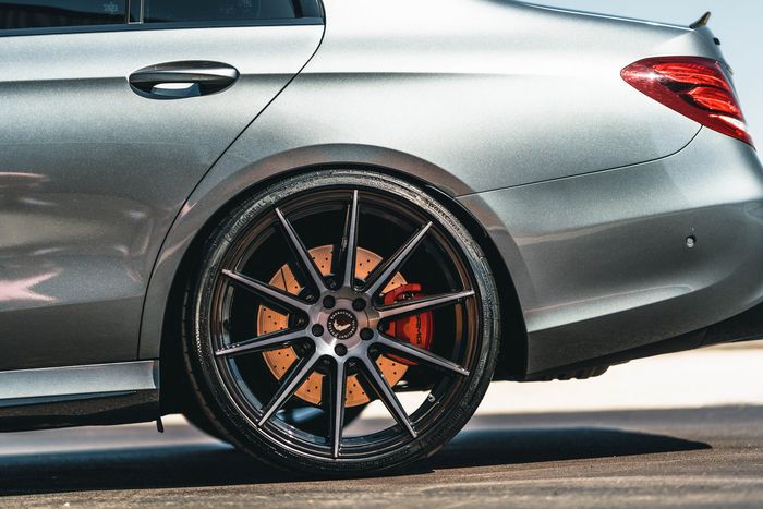 Ukuran lebar 21x9 inci di depan dan 21x10,50 inci di belakang