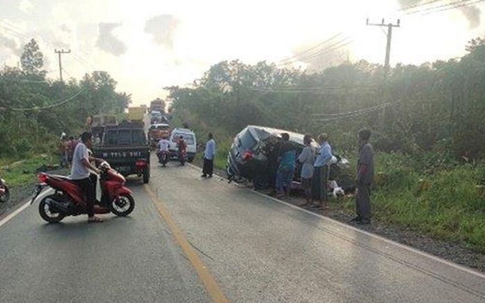 Kondisi Daihatsu Sigra usai hantam dump truck di Jl Ahmad Yani, 400 Trans, desa Asamjaya, Jorong, Tanah Laut, Kalimantan Selatan