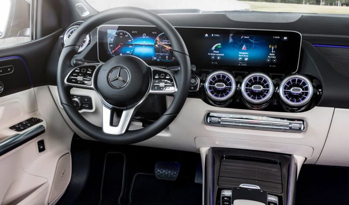 MBUX atau Mercedes-Benz User Experience. Sistem multimedia yang intuitif ini bikin kabin terasa canggih