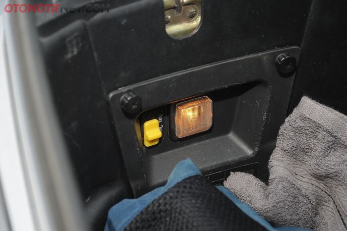 Sakelar rahasia SYM GTS 250i berdampingan dengan lampu bagasi