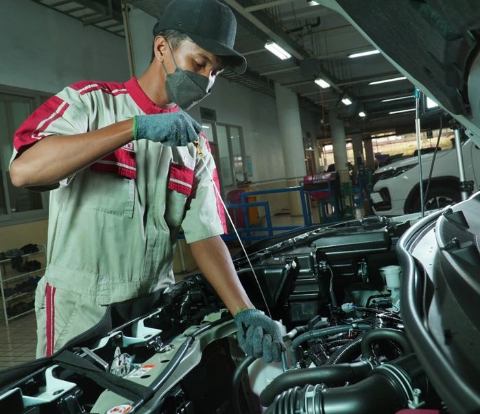 Mobil hybrid tetap membutuhkan perawatan, termasuk pergantian oli mesin dan cairan lainnya