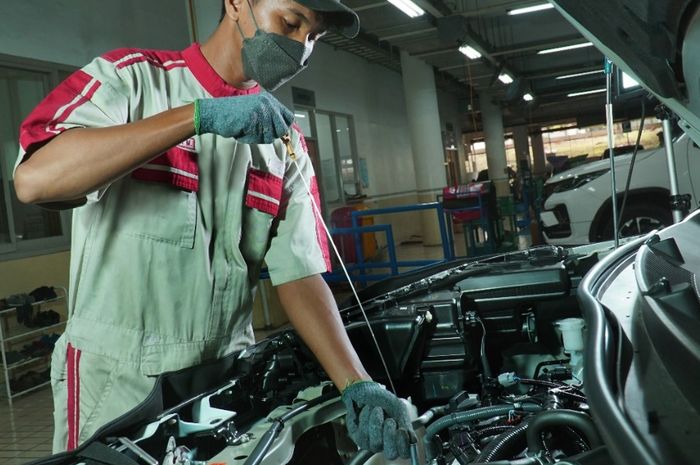 Mobil hybrid tetap membutuhkan perawatan, termasuk pergantian oli mesin dan cairan lainnya
