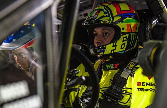 Valentino Rossi ketika mengikuti event Monza Rally, ada tulisan WLF di baju balapnya