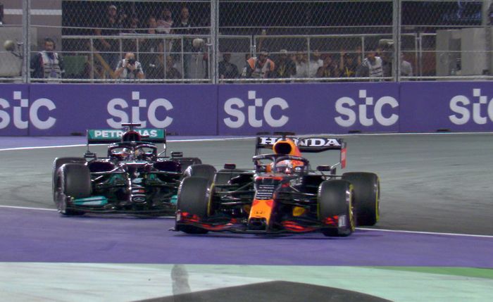 Max Verstappen sering terlibat duel sengit bahkan sampai keluar trek dengan Lewis Hamilton, seperti di F1 Arab Saudi 2021 ini