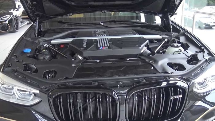 Mesin 3.000cc twin-turbo sudah kena upgrade oleh Manhart