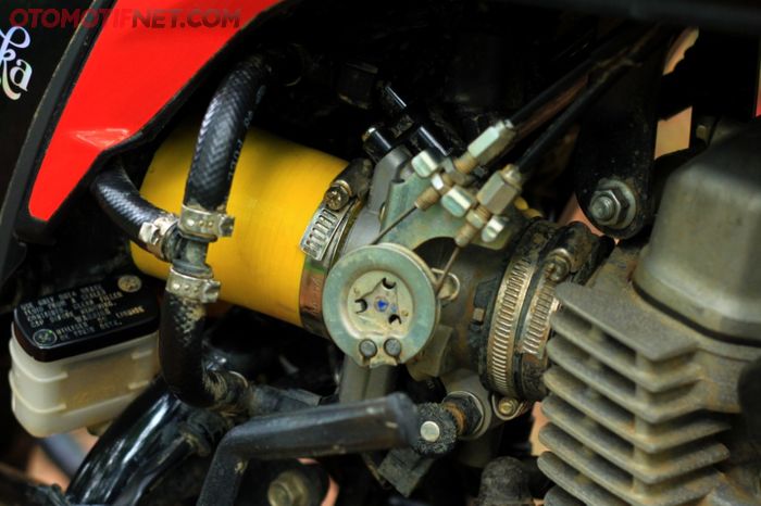 Throttle body besar dengan dual injector, siap beri asupan ke mesin 275 cc