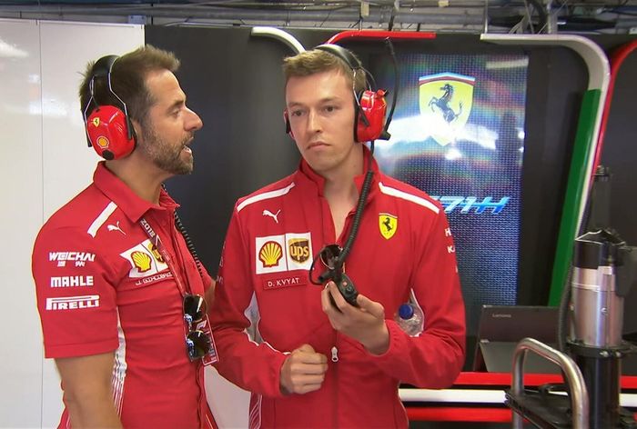 Daniil Kvyat (kanan) hadir di garasi tim Ferrari pada GP F1 Kanada