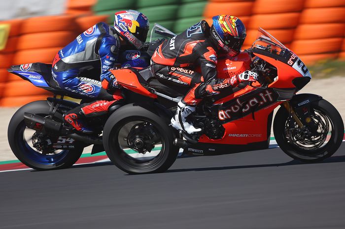 Pembalap tim Pata Yamaha, Toprak Razgatlioglu dan Michael Ruben Rinaldi dari tim Aruba.it Racng - Ducati bersaing ketat pada tes privat WorldSBK 2021 Misano