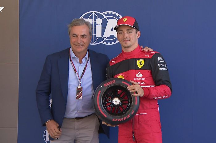 Carlos Sainz berikan pole position award buat Charles Leclerc di F1 Spanyol 2022