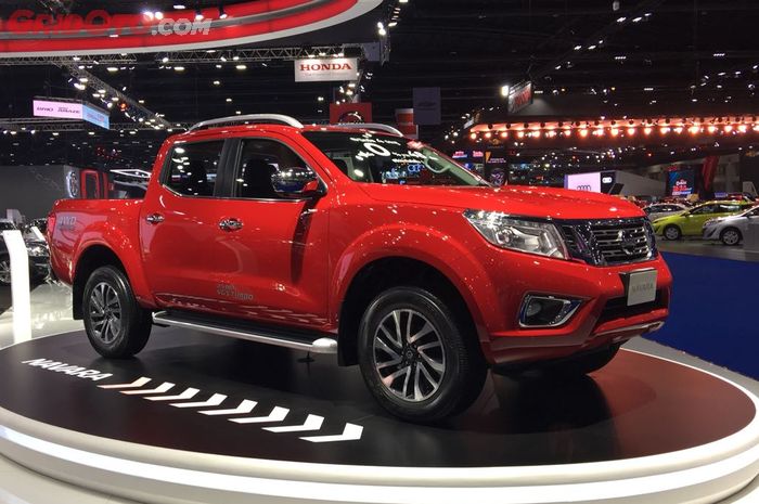 Nissan Navara warna merah