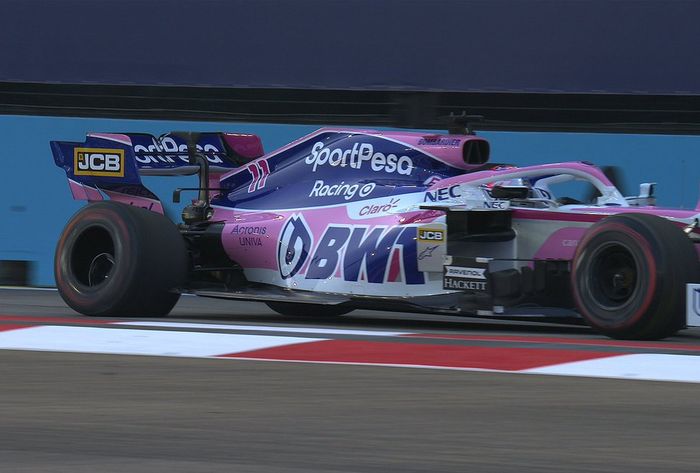 Separuh sesi berjalan Virtual Safety Car (VSC) terpaksa dikeluarkan, mobil Sergio Perez membentur dinding pembatas di tikungan ke-21
