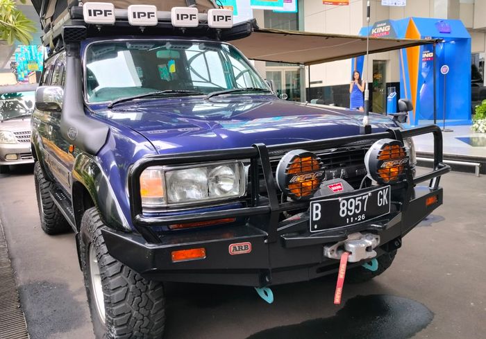 Bumper depan Land Cruiser VX80 gunakan produk ARB 4x4, beserta winch Warn VR10 dan lampu tembak IPF.