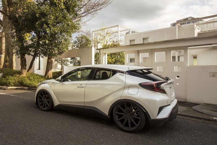 Tampilan belakang Toyota C-HR 