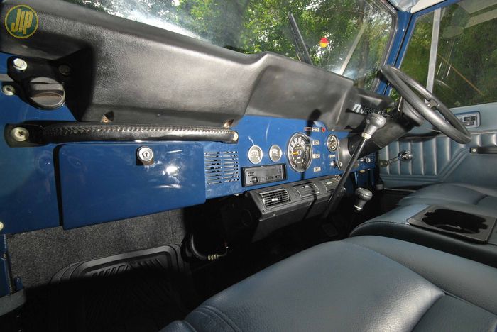 Dasbor dipertahankan bentuk orisinilnya, hanya dipasangi tilt steering column milik Jeep XJ Cherokee supaya lebih nyaman.