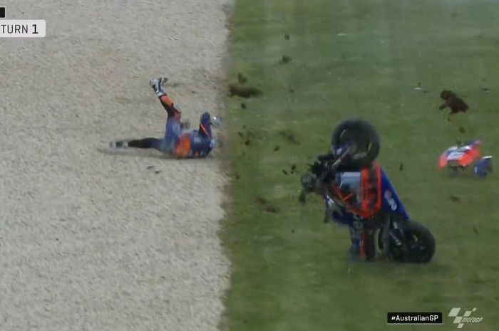 Pembalap tim KTM Tech3, Miguel Oliveira terpelanting dari motornya pada sesi FP4 MotoGP Australia hari Sabtu