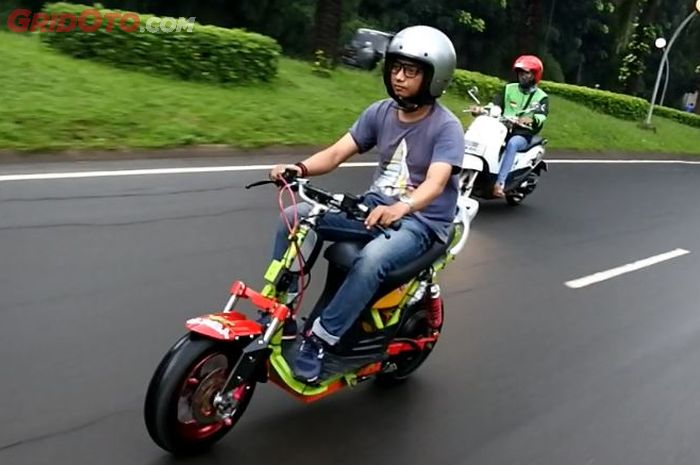 GridOto mencicipi sedikit gimana rasanya menaiki Grandong, motor listrik dari Petrikbike. 