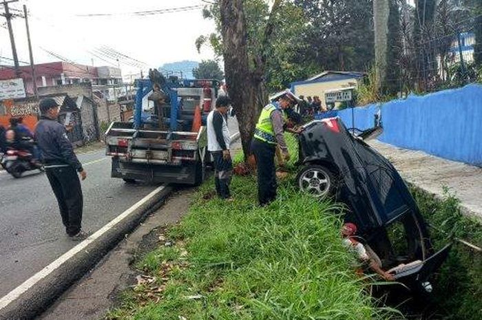 Honda City masuk selokan di jalan raya Cipanas, kabupaten Cianjur, Jawa Barat