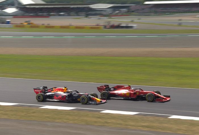 Pertarungan antara Charles Leclerrc dan Max Verstappen terus berlanjut.
