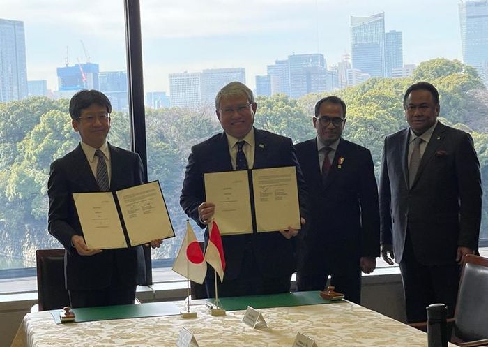 menyaksikan penandatanganan Loan Agreement antara Konsorsium Indonesia International Automotive Proving Ground (IIAPG).