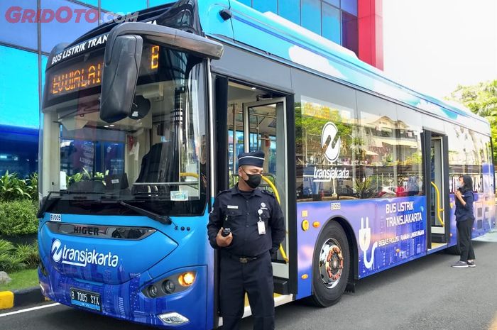 uji coba bus listrik Higer di kantor pusat TransJakarta