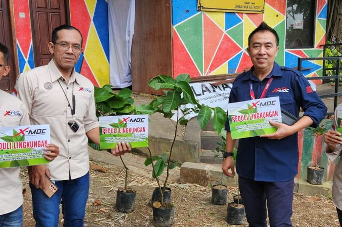 Komunitas X-MOC melakukan penanaman pohon di Batu, Malang.