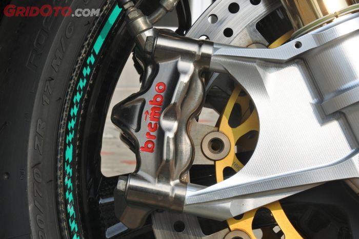 Brembo GP4-RX Nickel dipilih sebagai kaliper rem di Ninja H2 hedon ini.