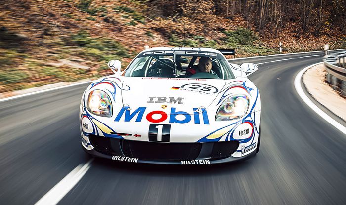 Baju luar Porsche Carrera GT yang mengadopsi livey GT1