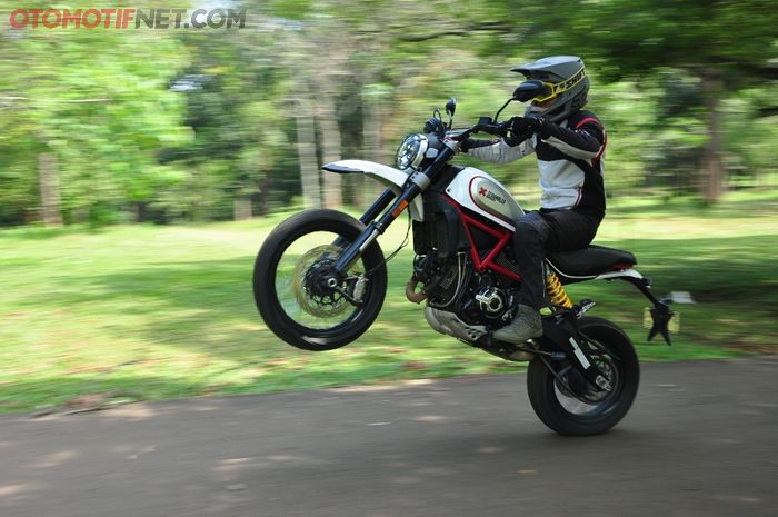 Scrambler Ducati Desert Sled punya mesin yang powerful tapi mudah dikontrol
