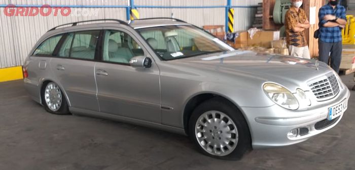 Terlihat kondisi ban mobil lelang Mercedes-Benz E270 CDI Wagon sangat kempis