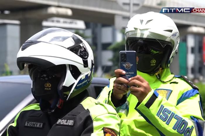 Polisi di Jateng resmi bisa menilang pelanggar lalu lintas menggunakan HP.