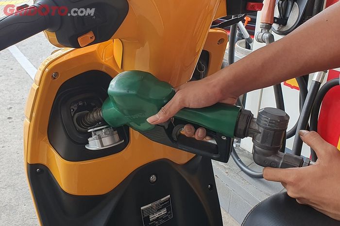 Mengisi bensin TVS Callisto 125 mudah tanpa harus buka jok