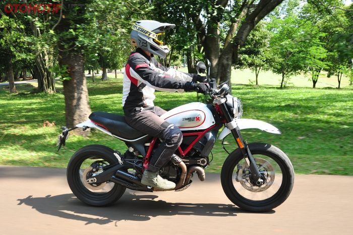 Scrambler Ducati Desert Sled konsumsi bensinnya berapa sih?