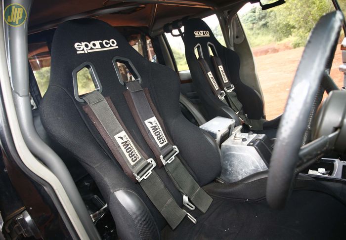 Sepasang jok Sparco masing-masing dilengkapi safety belt 4 titik Crow. 